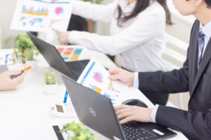 会議とパソコンイメージ